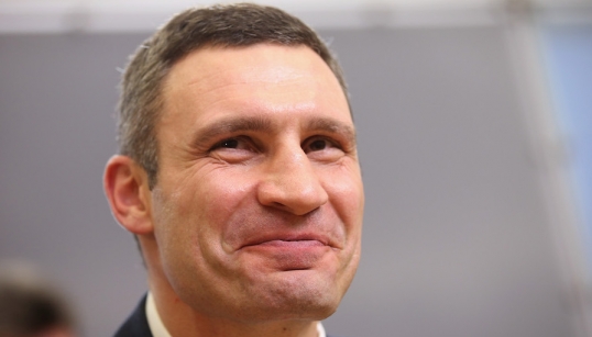 Чем меньше женщину мы любим тем больше меньше мы, чем тем